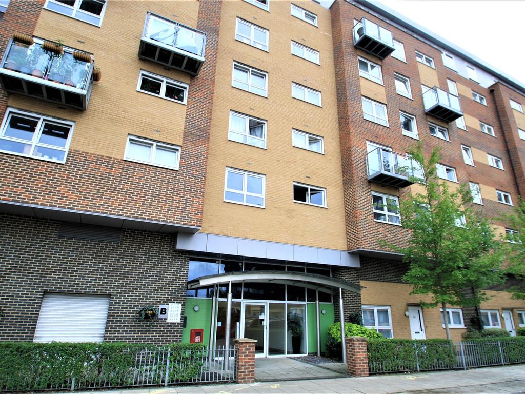 1 bed flat for sale in Cherrydown East, Basildon SS16, £200,000