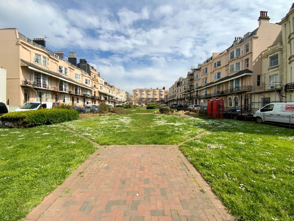 1 bed flat for sale in Bedford Square, Brighton BN1, £215,000