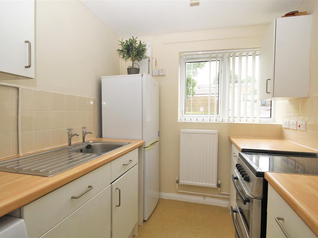 1 bed flat for sale in The Pastures, Downley, High Wycombe (No Chain) HP13, £175,000