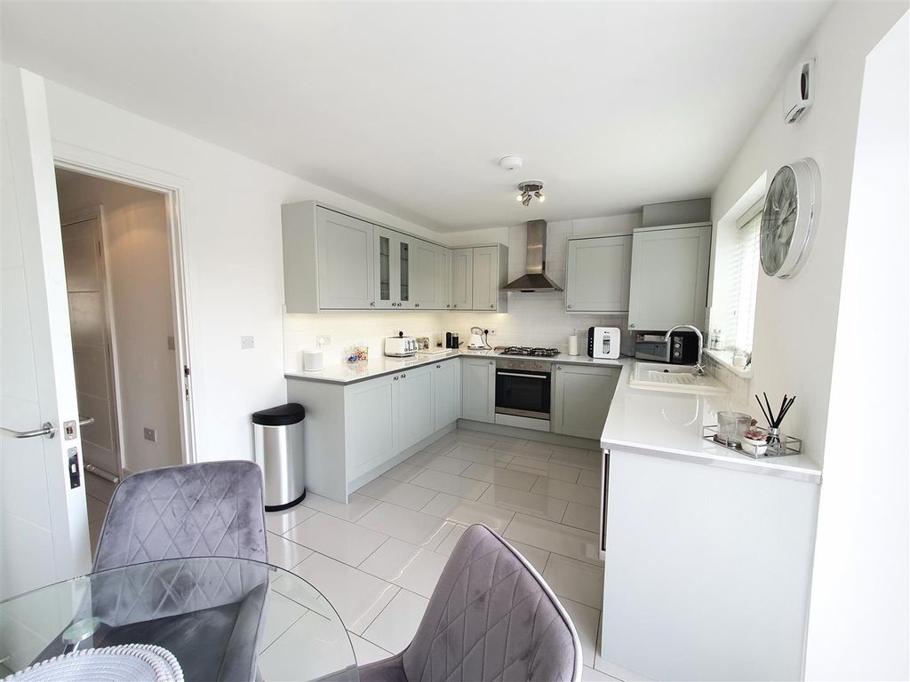 3 bed town house for sale in Steeple View Close, Hyde SK14, £270,000