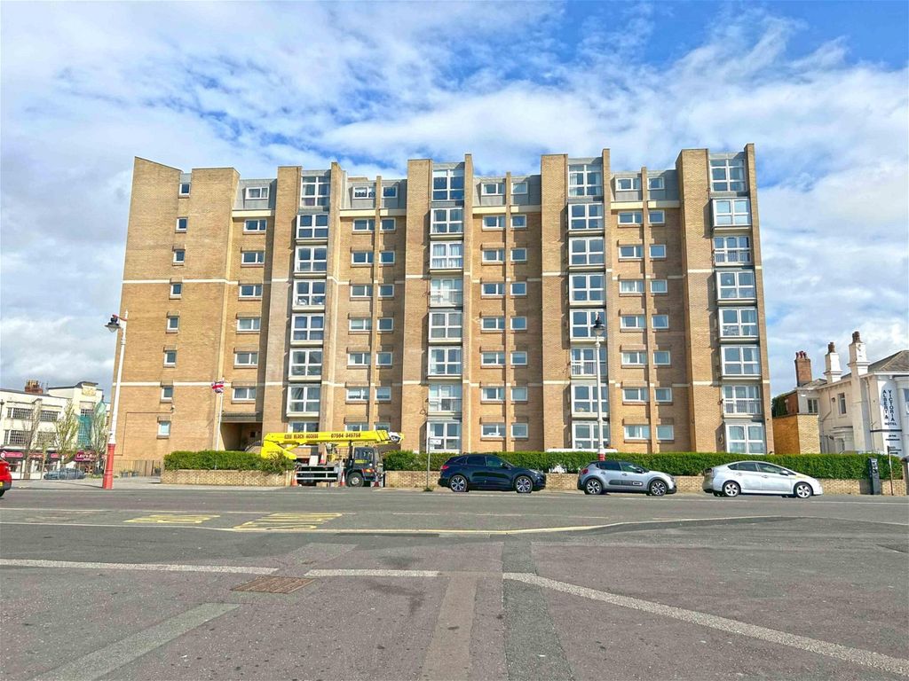 2 bed flat for sale in Promenade, Southport PR8, £140,000