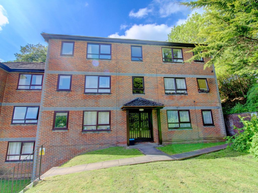 2 bed flat for sale in High Beeches, High Wycombe HP12, £200,000