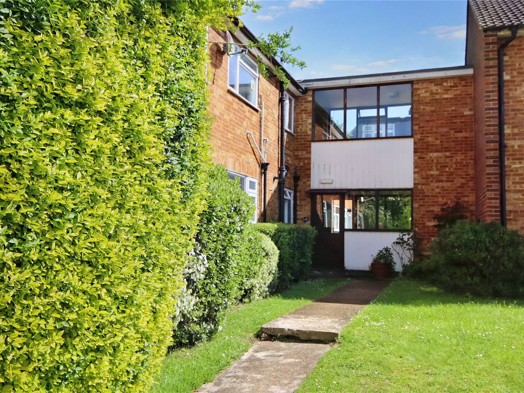 2 bed flat for sale in Kingsfield Road, Watford, Hertfordshire WD19, £320,000