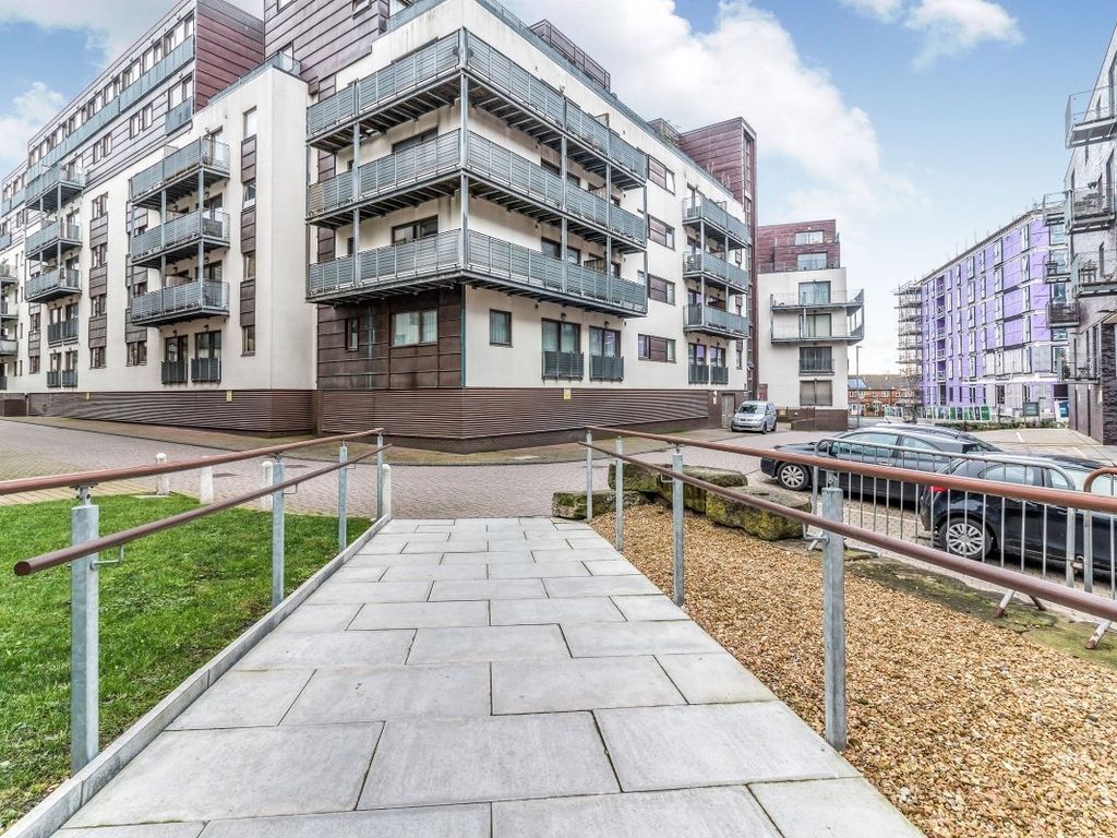 2 bed flat for sale in Isaac Way, Manchester M4, £200,000