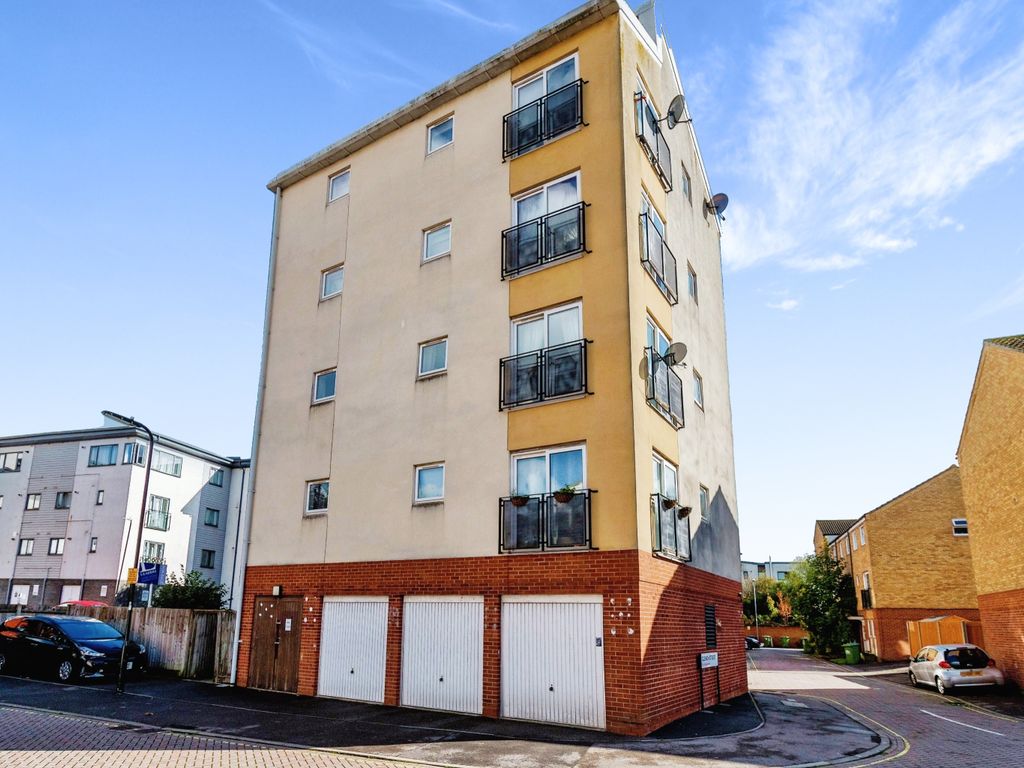 2 bed flat for sale in Clench Street, Southampton SO14, £165,000