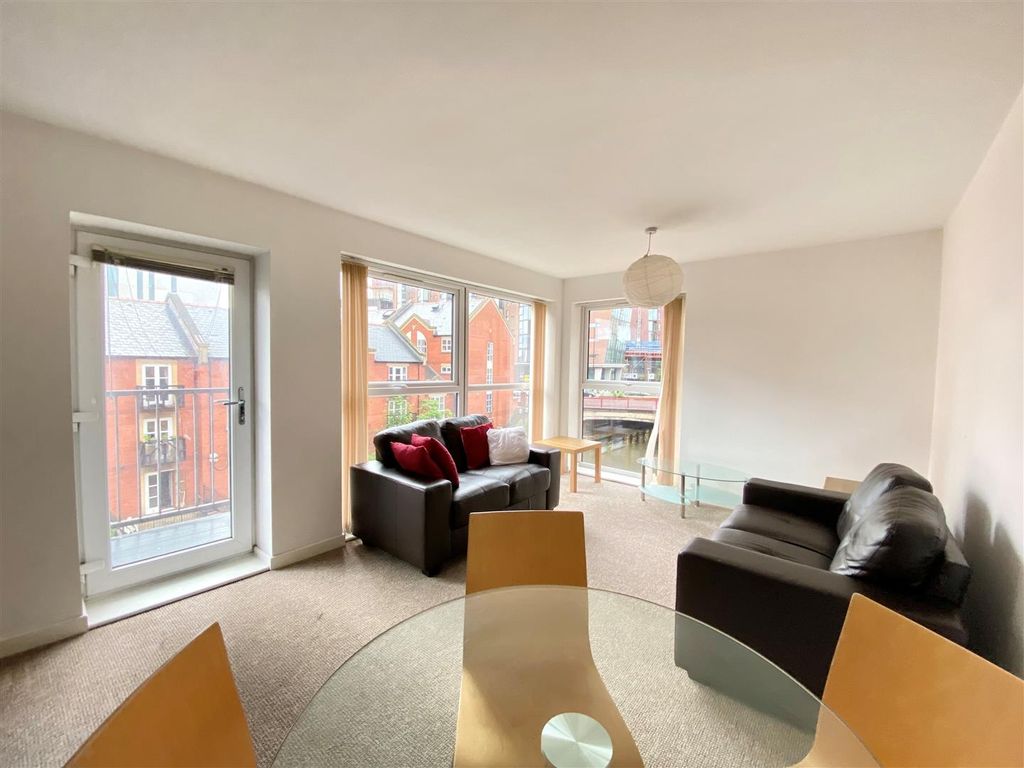 2 bed flat for sale in Quantum, Chapeltown Street, Manchester M1, £180,000