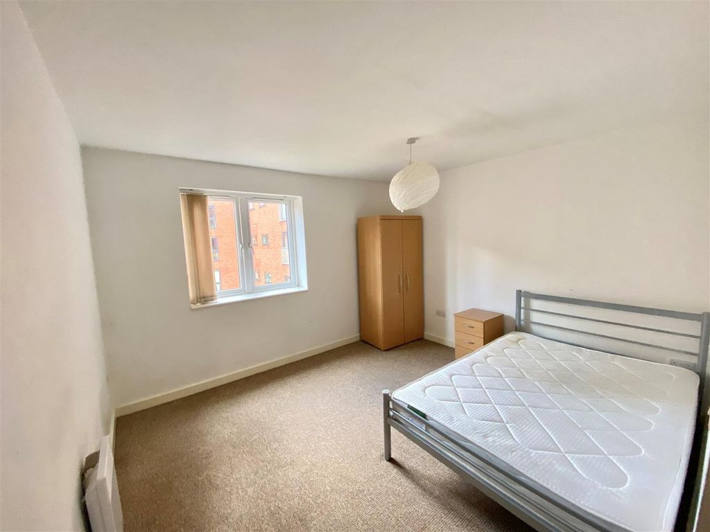 2 bed flat for sale in Quantum, Chapeltown Street, Manchester M1, £180,000
