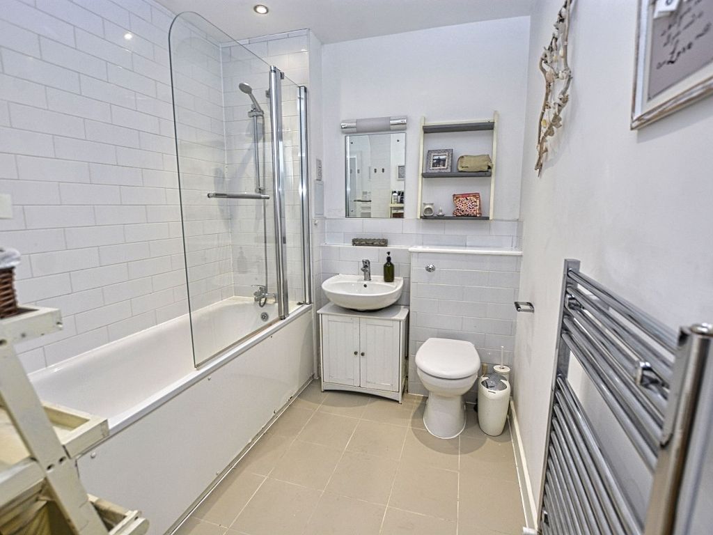 2 bed flat for sale in Flat 24, Page House, Chrislea Close, Hounslow, Greater London TW5, £149,000