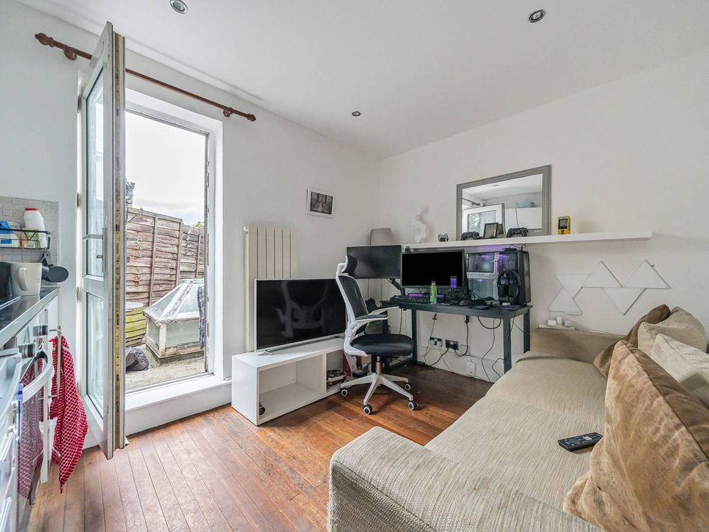 1 bed flat for sale in Lendal Terrace, Clapham, London SW4, £290,000