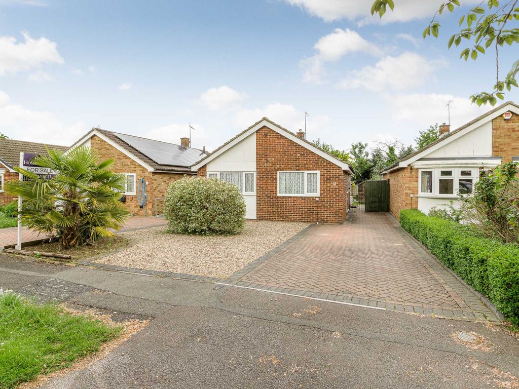 3 bed bungalow for sale in Cheneys Walk, Bletchley MK3, £315,000