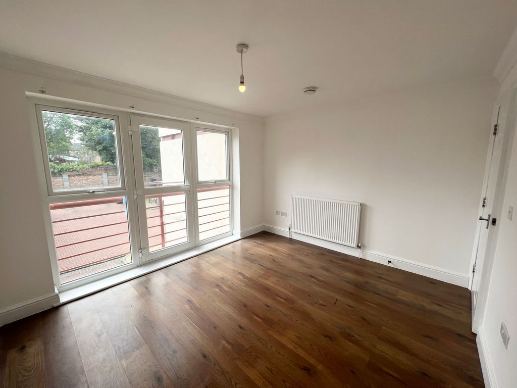 1 bed flat for sale in Whitton Dene, Whitton, Hounslow TW3, £264,950