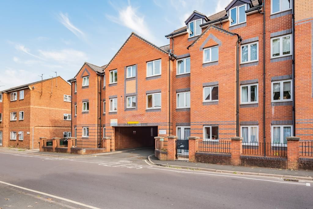 2 bed flat for sale in Banbury, Oxfordshire OX16, £115,000