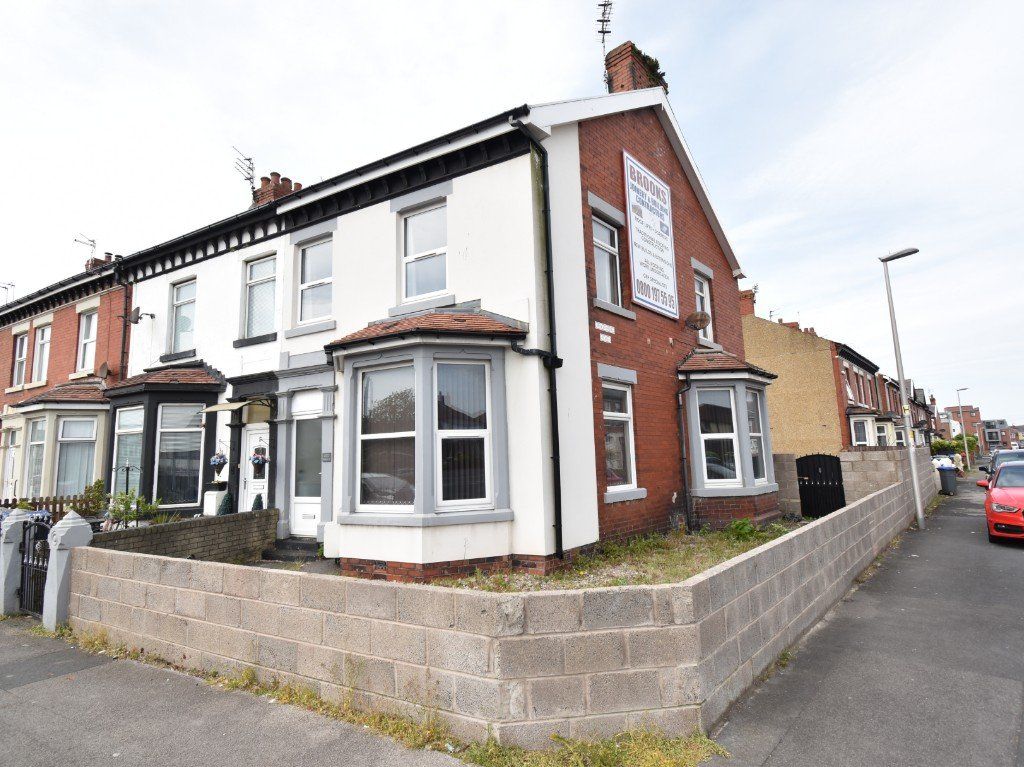 4 bed end terrace house for sale in Waterloo Road, Blackpool FY4, £150,000