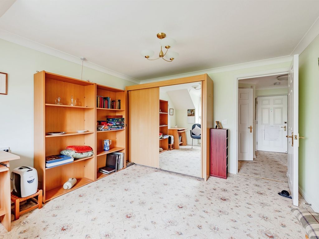 2 bed property for sale in London Road, Redhill RH1, £200,000