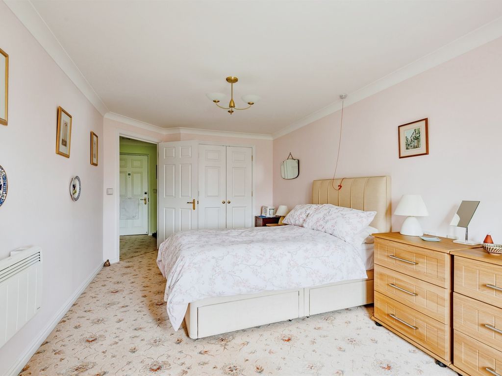2 bed property for sale in London Road, Redhill RH1, £200,000
