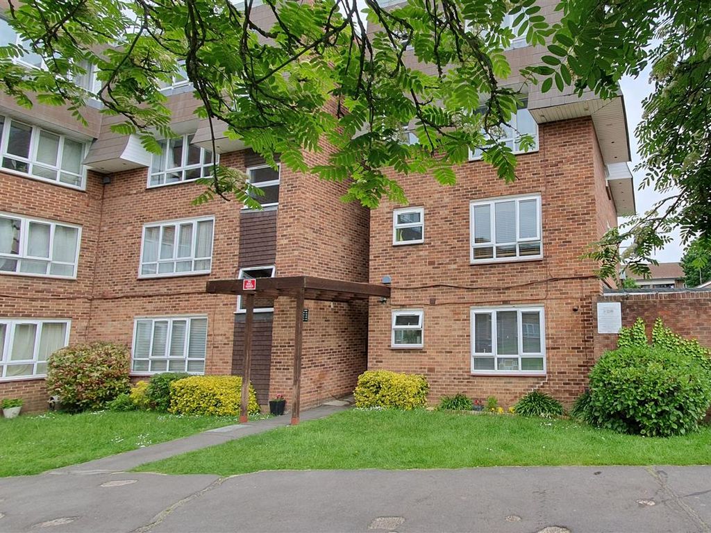 1 bed flat for sale in Stourton Avenue, Hanworth, Feltham TW13, £239,950