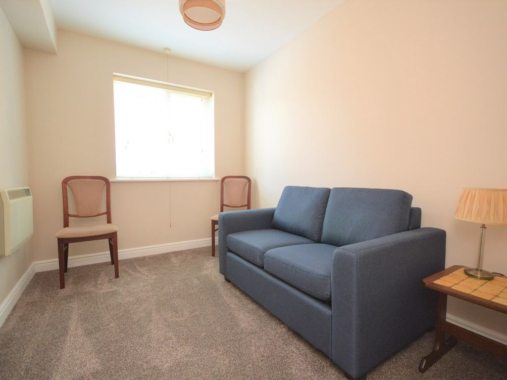 2 bed flat for sale in Nottage Crescent, Braintree CM7, £140,000