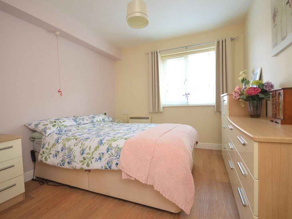 2 bed flat for sale in Nottage Crescent, Braintree CM7, £140,000