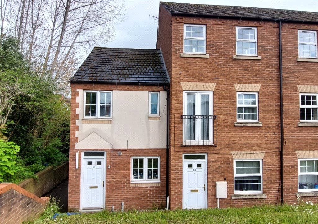 2 bed town house for sale in Sheffield Road, Chesterfield, Derbyshire S41, £150,000