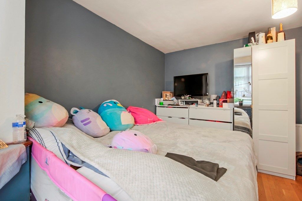 2 bed maisonette for sale in Braemar Avenue, London NW10, £315,000