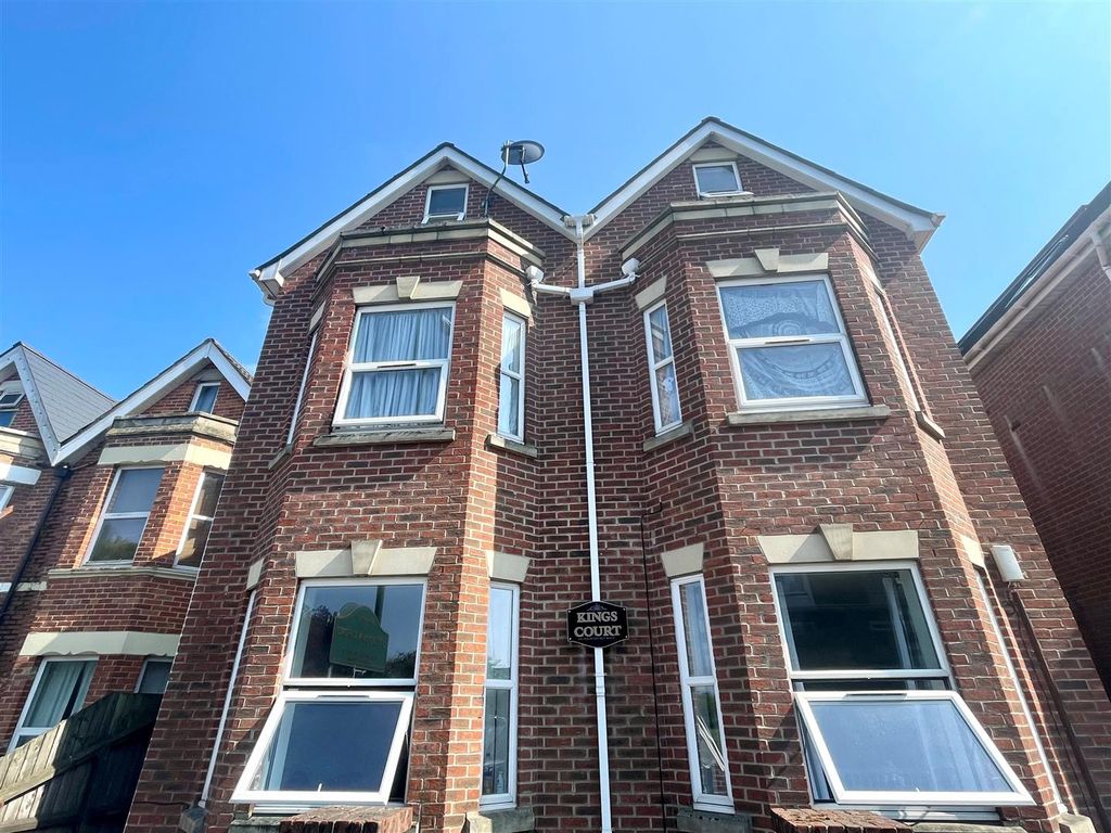 2 bed flat for sale in Holdenhurst Road, Bournemouth BH8, £160,000