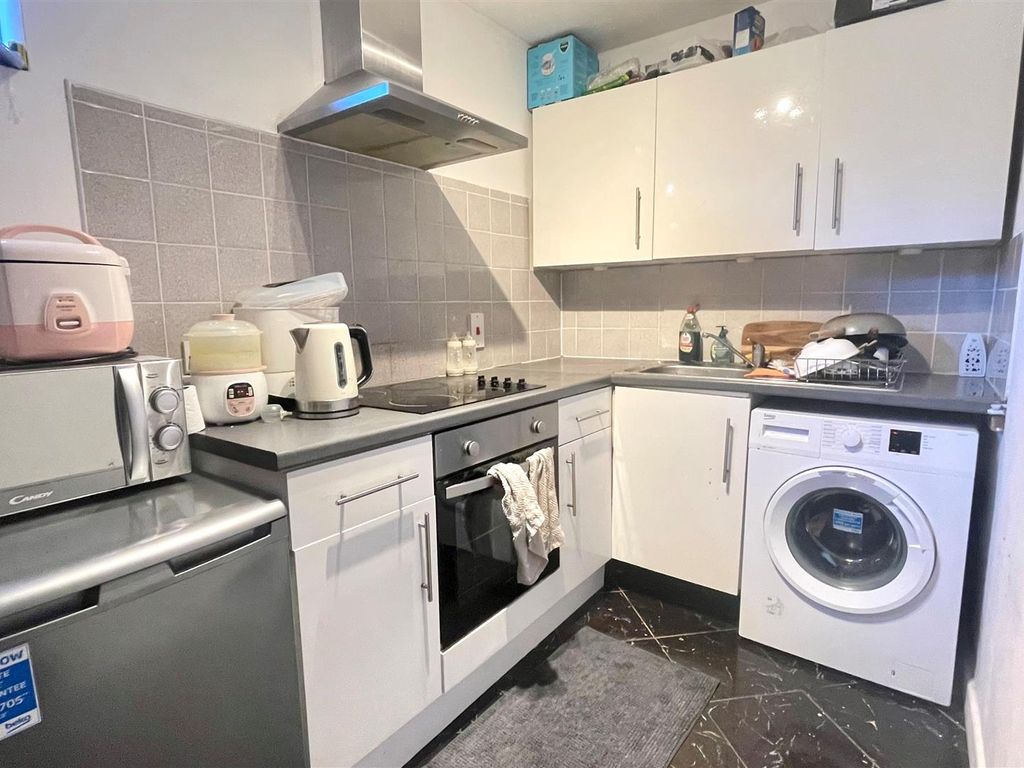 2 bed flat for sale in Holdenhurst Road, Bournemouth BH8, £160,000