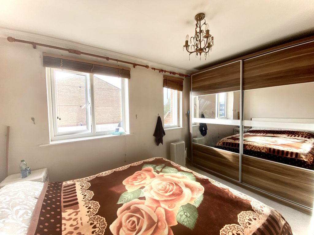 1 bed flat for sale in Linwood Crescent, Enfield EN1, £249,999