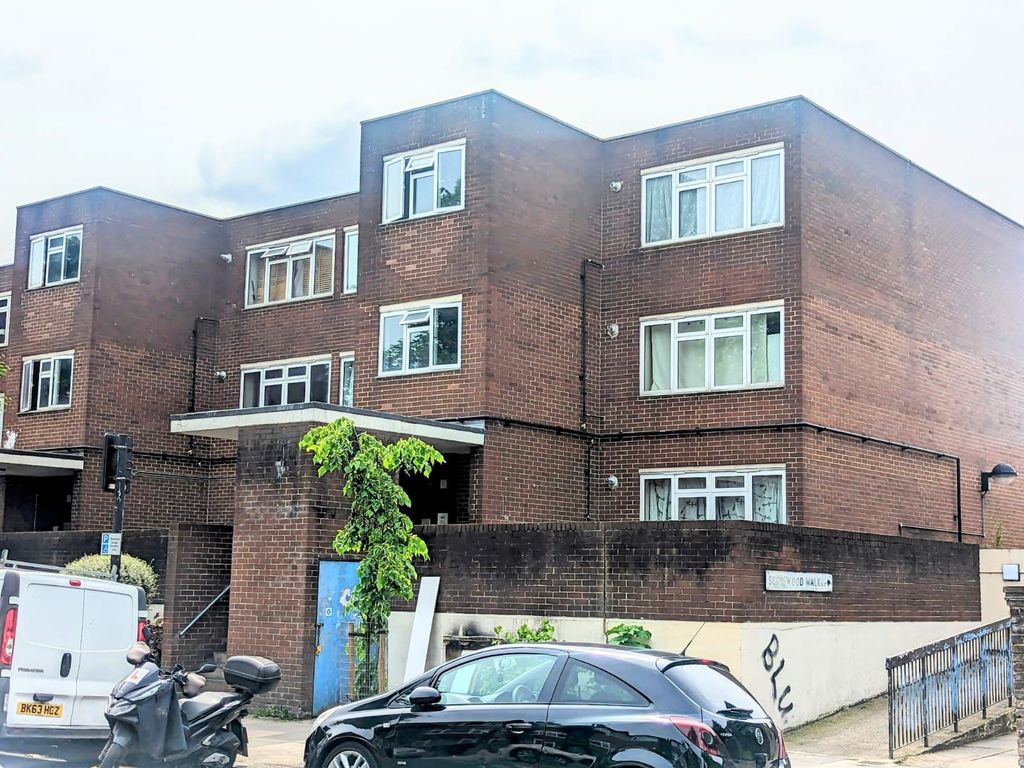 1 bed flat for sale in Northumberland Park, London N17, £290,000