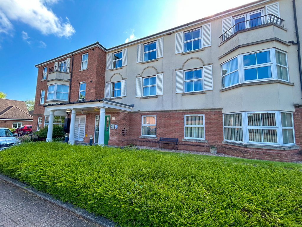 2 bed flat for sale in Compton Court, Rugby CV22, £190,000