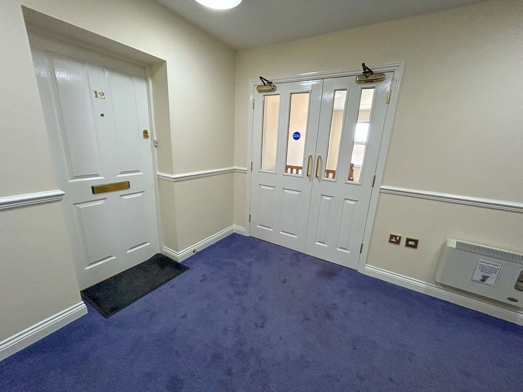 2 bed flat for sale in Compton Court, Rugby CV22, £190,000