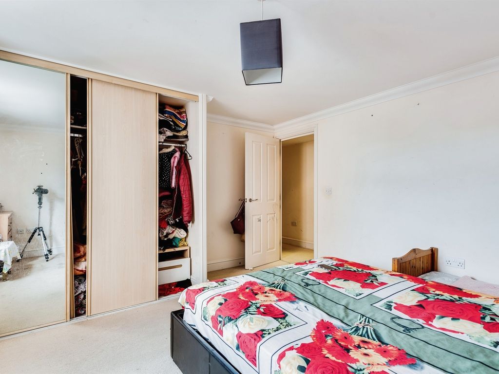 2 bed flat for sale in Godwin Court, Swindon SN1, £160,000