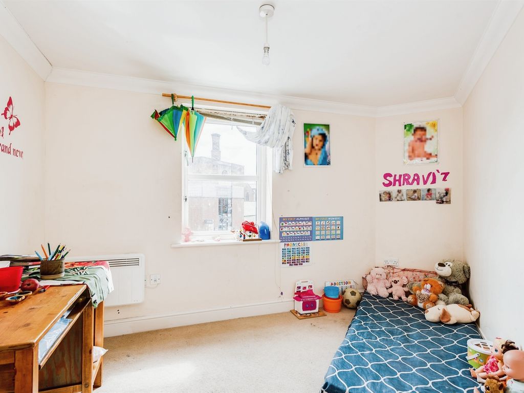2 bed flat for sale in Godwin Court, Swindon SN1, £160,000