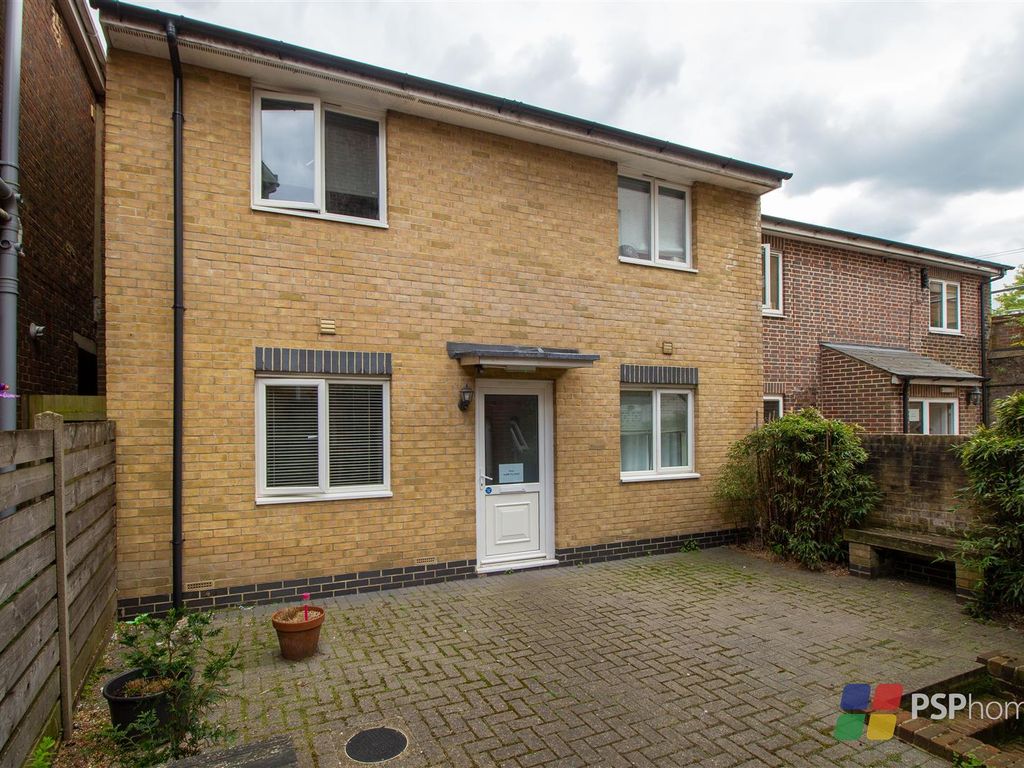 1 bed flat for sale in Boltro Road, Haywards Heath RH16, £160,000