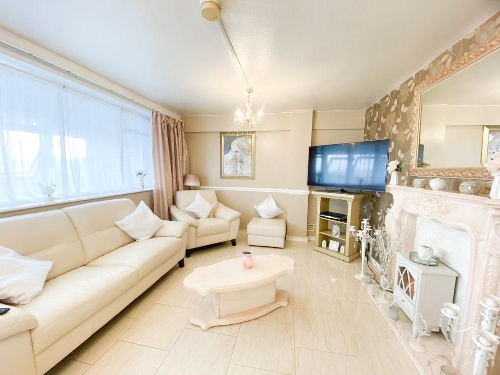2 bed flat for sale in Benmore Avenue, Edgbaston, Birmingham B5, £120,000