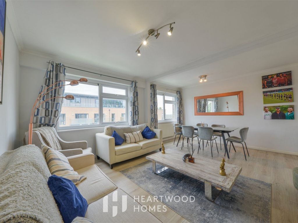 2 bed flat for sale in Chiltern Road, St. Albans AL4, £290,000