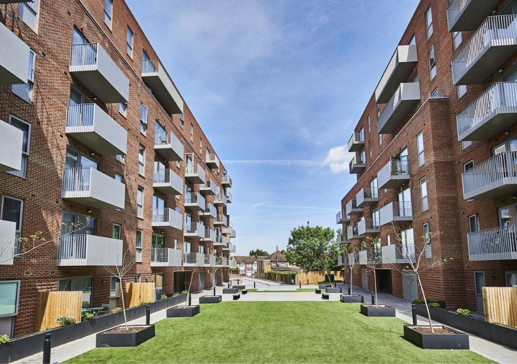 1 bed flat for sale in Petersfield Avenue, Slough SL2, £240,000