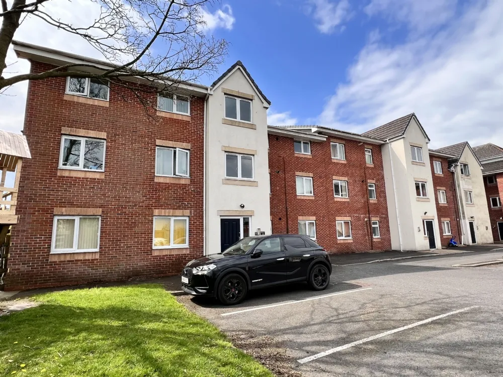 2 bed flat for sale in Whalley Road, Middleton, Manchester M24, £79,950