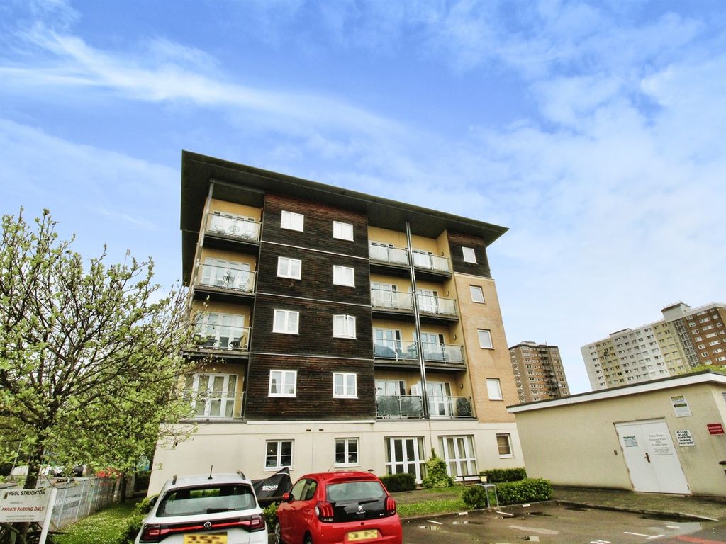 1 bed flat for sale in Heol Staughton, Cardiff CF10, £110,000