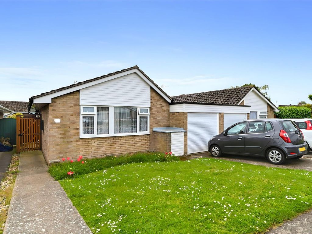 2 bed detached bungalow for sale in Park Drive, Brightlingsea, Colchester CO7, £300,000