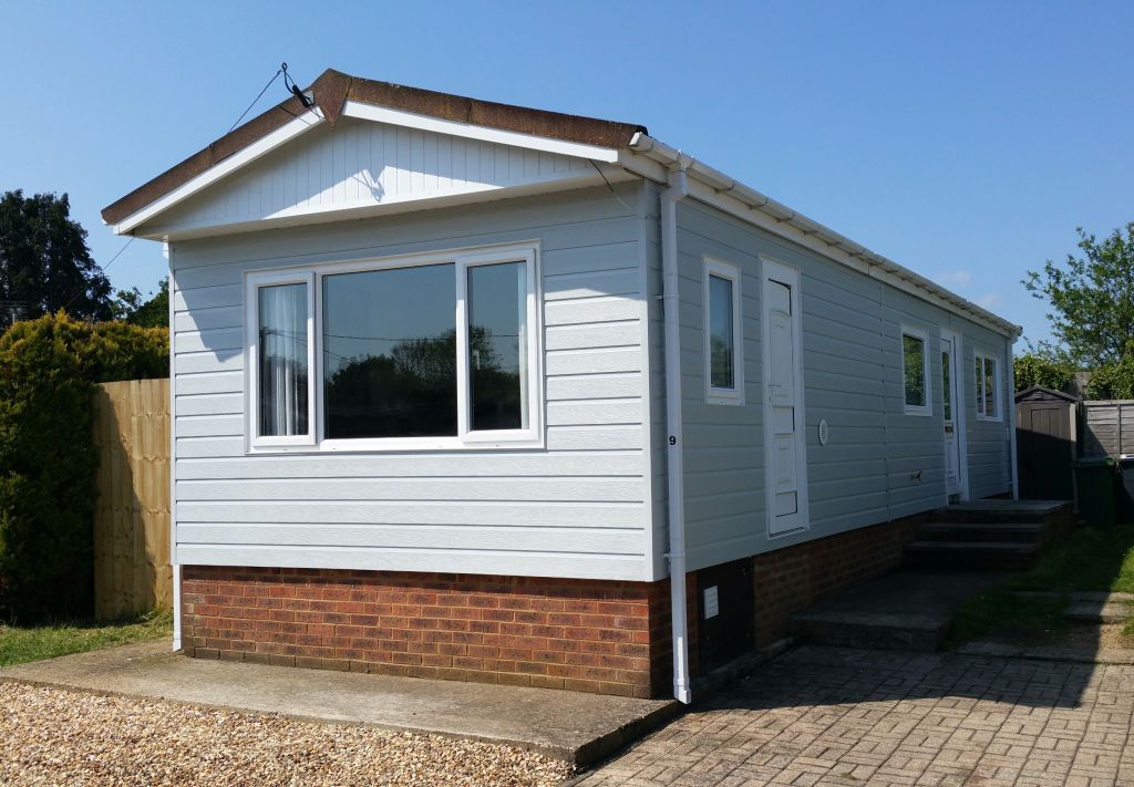 2 bed mobile/park home for sale in Wessex Park, Sutton Scotney, Winchester SO21, £139,950