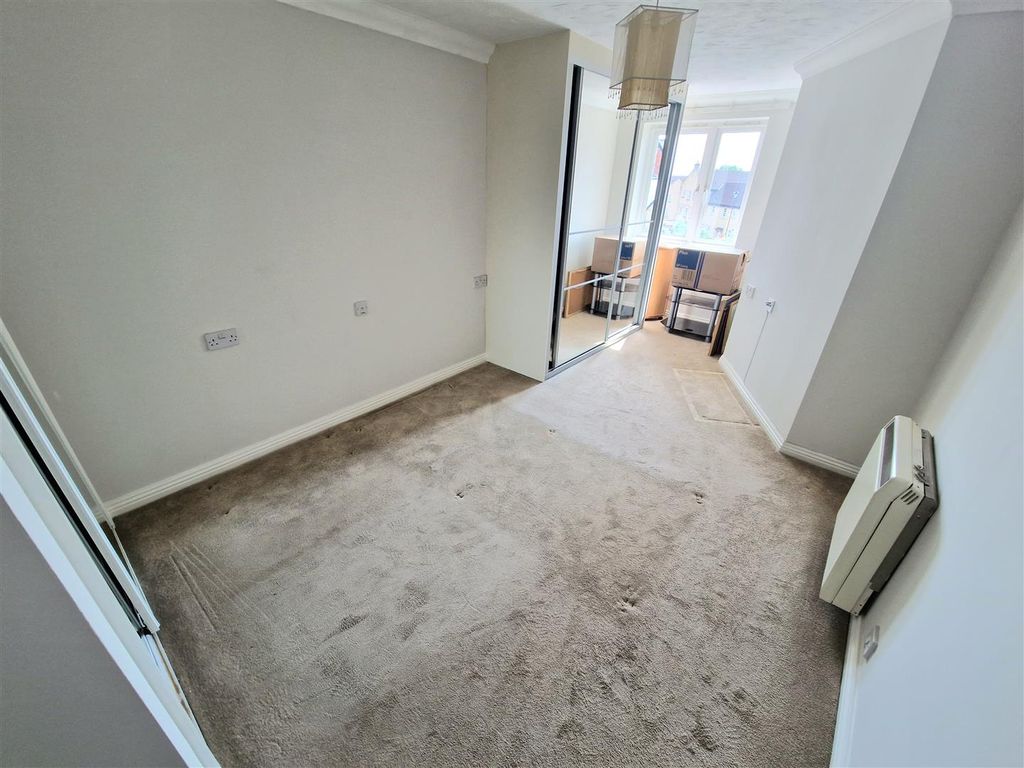 1 bed flat for sale in Castle Lodge, Gladstone Road, Chippenham SN15, £140,000