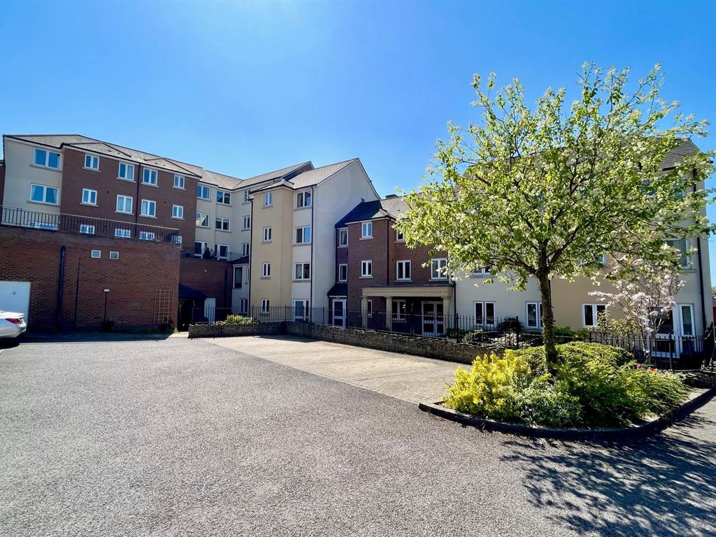 1 bed flat for sale in Castle Lodge, Gladstone Road, Chippenham SN15, £140,000