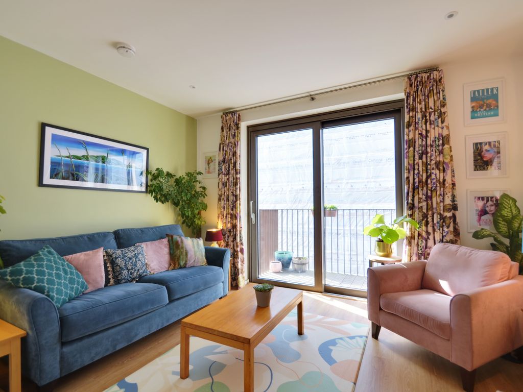 1 bed flat for sale in New Mill Road, London SW11, £206,500