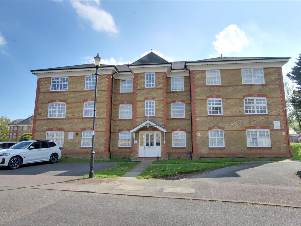 2 bed flat for sale in Hanbury Drive, London N21, £320,000