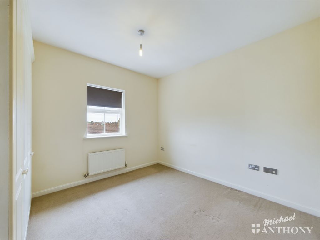 2 bed flat for sale in Arncott Way, Aylesbury, Buckinghamshire HP19, £175,000