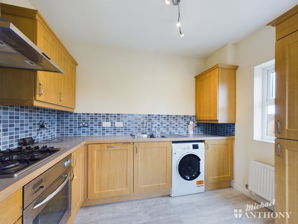 2 bed flat for sale in Arncott Way, Aylesbury, Buckinghamshire HP19, £175,000