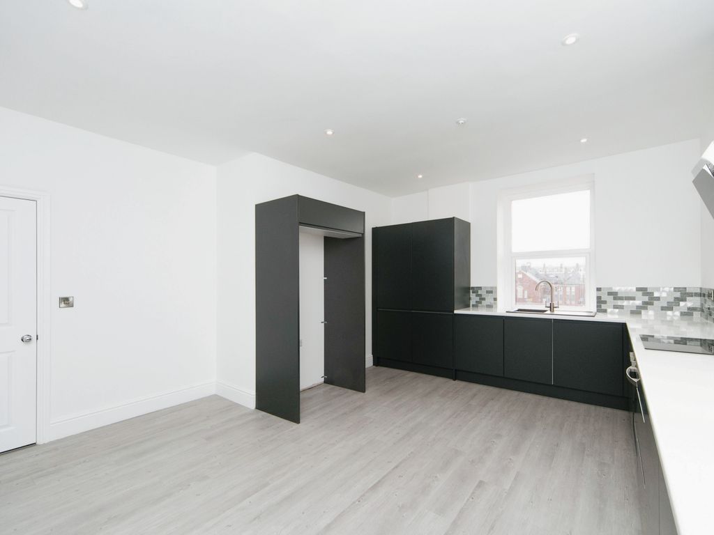 3 bed flat for sale in Gloddaeth Street, Llandudno, Conwy LL30, £275,000