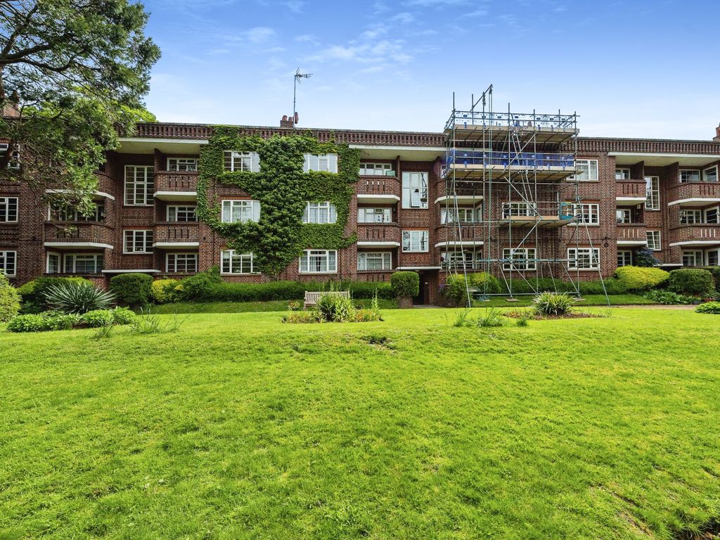 2 bed flat for sale in The Mount, Luton, Bedfordshire LU3, £205,000