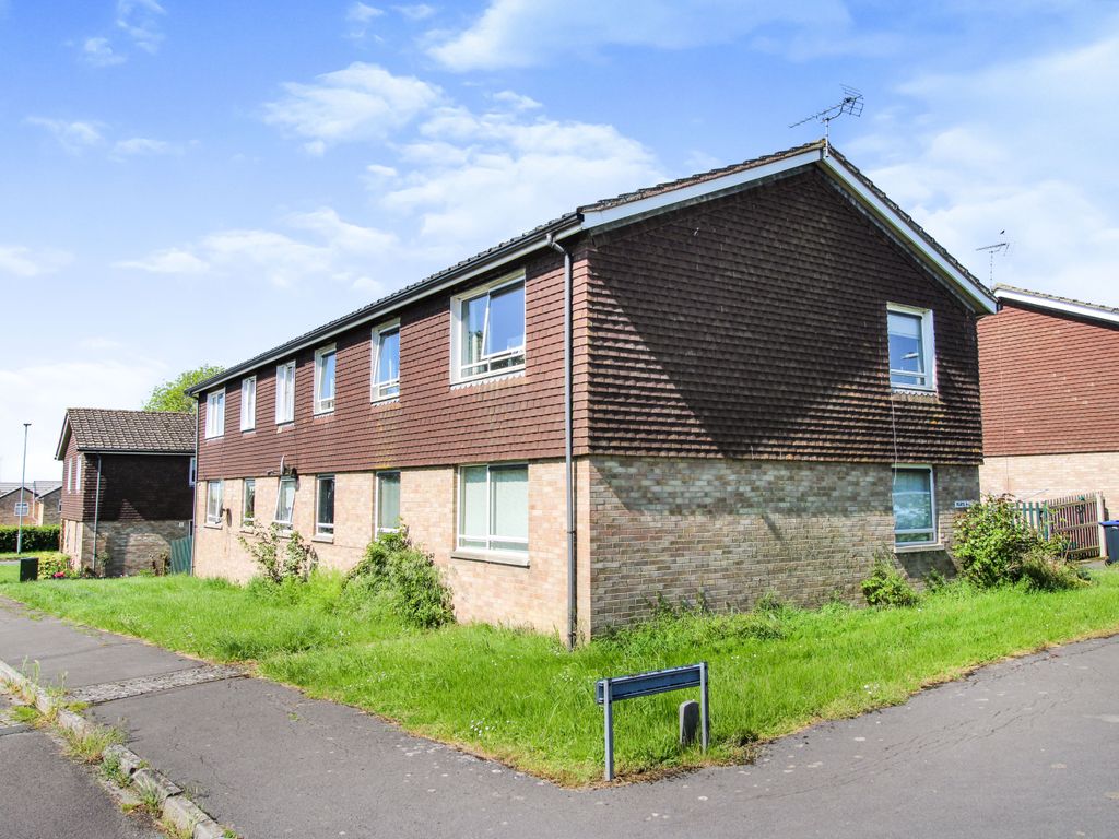 2 bed flat for sale in Saxon Close, Cricklade, Swindon SN6, £180,000
