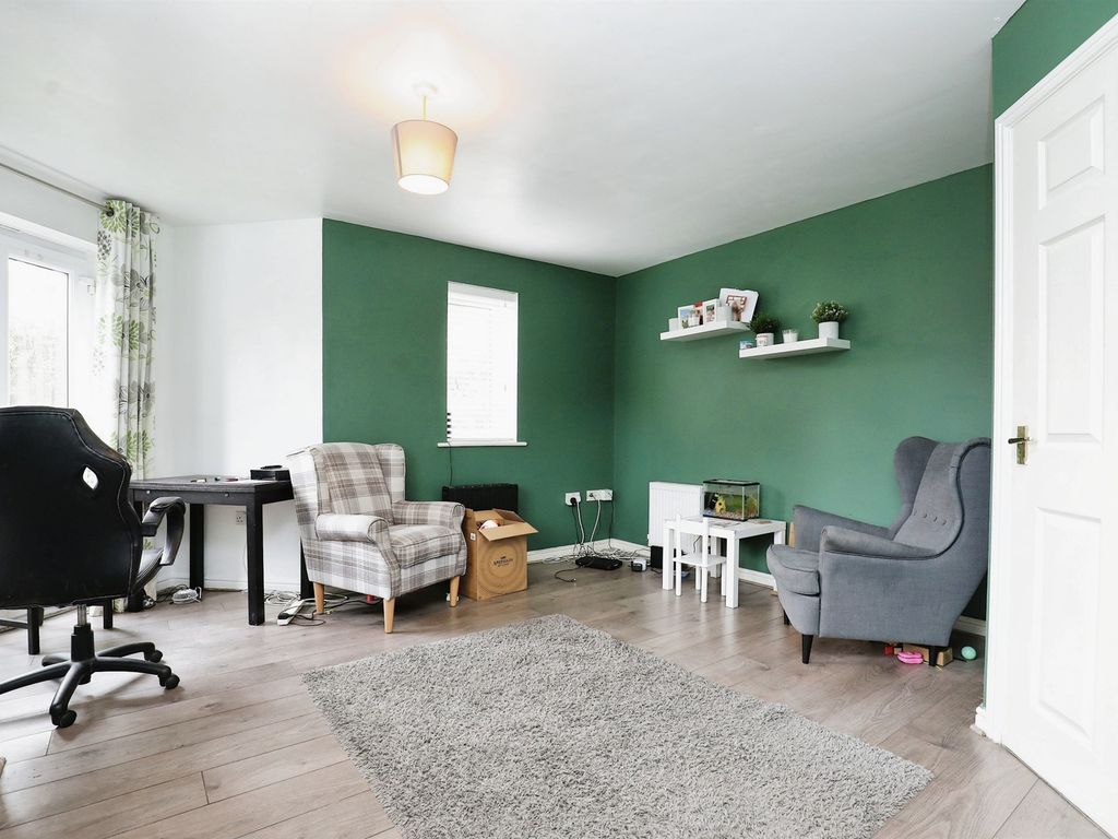 2 bed flat for sale in Harbourne Close, Kenilworth CV8, £175,000